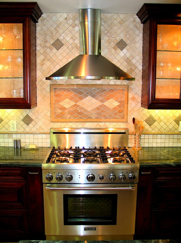 nice bullrose tiles above stove